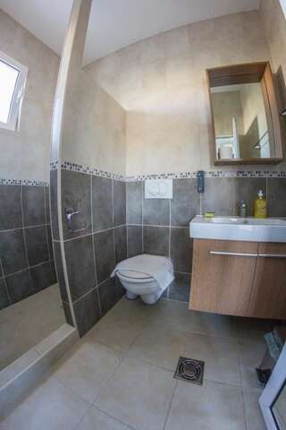 Апартаменты Apartments Atlantis Добра-Вода Апартаменты-студио с балконом, вид на море (для 2 взрослых)-9